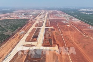  长4公里及宽70米的2号起降跑道正准备施工。。（图：越通社）