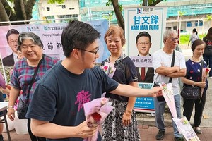 5月10日，香港屯门龙门路富健花园街头，有区议员设摊位向街坊派发花束，庆祝母亲节。 （图：香港中通社）