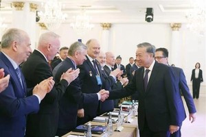 苏林总书记会见俄罗斯援越人士、知识分子和专家。（图：越通社）