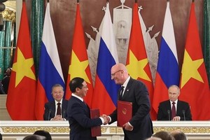 苏林总书记与普京总统共同见证了越南副总理兼外交部长裴青山与俄罗斯副总理德米特里·切尔尼申科互相交换关于石油领域合作协定以及关于Vietsovpetro与Rusvietpetro两家联营运营活动的议定书。（图：越通社）