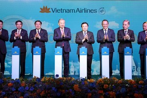 越南总书记苏林(左四)出席河内至莫斯科直达航线开通仪式。（图：越通社）