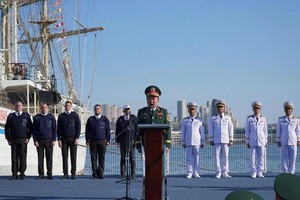 “加加林斯基教授”号科学研究船交接仪式在俄罗斯联邦符拉迪沃斯托克市举行。（图：人民军队报）