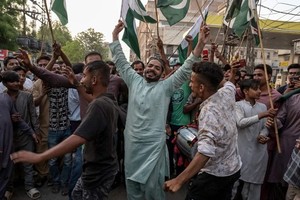 巴基斯坦和印度达成停火协议后，巴基斯坦人在街上庆祝。（图：AFP）