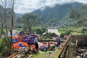 炭渊县孟金乡大雨倾盆夹旋风导致7间住房完全倒塌。（图：越通社）