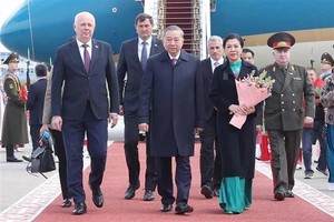 中央总书记与夫人抵达明斯克机场。白俄罗斯副总理阿纳托利·西瓦克来到机场迎接苏林总书记一行。（图：越通社）