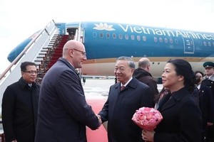 俄罗斯联邦副总理德米特里·切尔内申科来到机场为苏林总书记一行送行。（图：越通社)