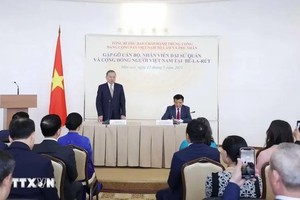 苏林总书记会见越南驻白俄罗斯大使馆工作人员和侨胞代表。（图：越通社)