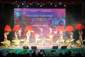 纪念胡志明主席诞辰135周年电影周开幕式上的文艺节目。（图：越通社)
