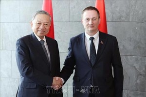 越南共产党中央总书记苏林与白俄罗斯总理图尔钦亲切握手。（图：越通社）