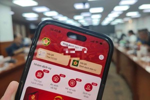 市公安厅交通警察科试行通过 VNeID 办理在线车辆过户服务。（示意图：L.M）