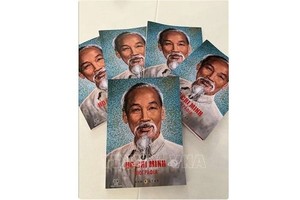 《胡志明传记》希腊语版。（图：越通社）