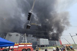 5月13日，在京畿道利川市，一大型物流中心发生火灾。（图：韩联社）