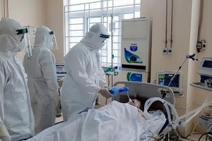 医疗队正在为一名新冠肺炎危重症患者进行抢救。