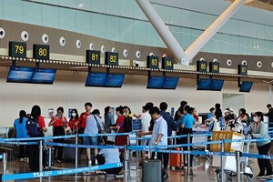 乘客在T3航站楼办理登机手续。（图：功忠）