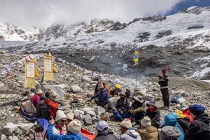 尼泊尔举行“冰川葬礼”悼念雅拉冰川加速消融