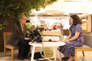 泰国学者卡维·钟吉塔翁（Kavi Chongkittavorn）接受越通社驻曼谷记者采访。（图：越通社）