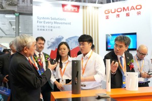 展商向参观者介绍新产品。