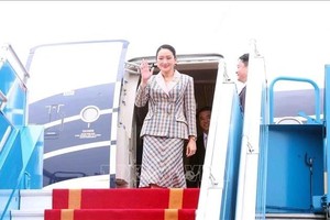 泰国总理佩通坦抵达河内， 开始对越南进行正式访问。（图：越通社）