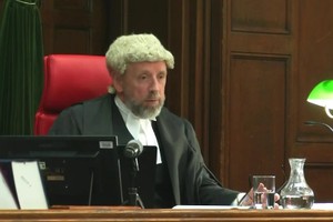 蒂莫西·霍洛伊德勋爵是13日在伦敦上诉法院主持听证会的三位法官之一，彼得·沙利文的定罪在该听证会上被推翻。（图：Getty Images）