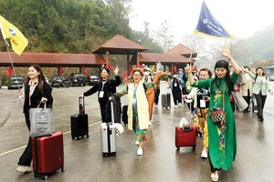 图为赴华旅游的一越南旅游团。