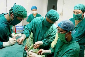 手术团队正在为患者进行异物取出手术。（图：光俊）