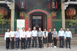 穗城会馆理事会与市越—中友协和中国广西社会科学院代表团合照留念。