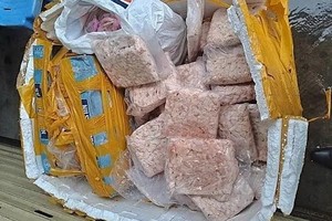 2024年10月，职能力量突查守德市一家经营户发现大量来源不明的畜禽内脏。（图：本市市场管理）