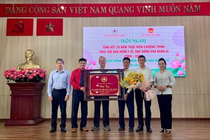 第五郡领导向穗城会馆理事会赠送金牌。