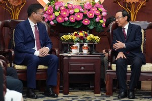 市委书记阮文年（右）会见任期届满前来辞行的中国驻胡志明市总领事魏华祥。（图：黄雄）