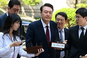 韩国检察机关以涉嫌带头发动内乱罪起诉前总统尹锡悦（中）。图为尹锡悦5月12日第三次出庭聆讯。 （图：互联网）