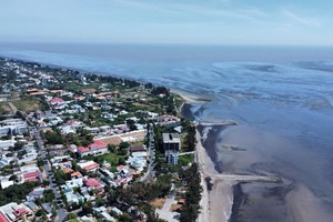 鸟瞰海阔天空芹耶县迷人风景。