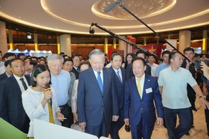 天龙集团总经理陈芳娥向苏林总书记介绍天龙环保笔产品。