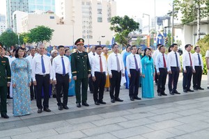 市代表团在胡志明主席塑像台公园敬献花圈。