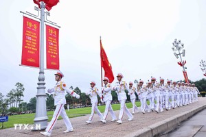 胡志明主席诞辰135周年特别升旗仪式