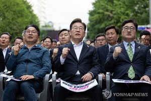 5月17日，李在明（前中）出席在光州市举行的五一八民运45周年前夜活动。（图：韩联社）