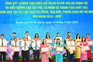 市委常务副书记阮青毅、市委副书记阮福禄向各位代表颁发奖状。