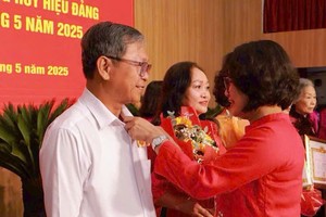 华人退休干部曾锦荣获40 年党龄纪念章。