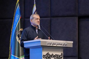 5月17日，伊朗总统佩泽希齐扬在德黑兰向伊朗海军官员发表讲话。（图：路透社）