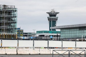 图为2024年5月8 日拍摄的法国巴黎欧利国际机场的控制塔，该塔的瞭望台上方安装了 SR-3 地面雷达（SAAB）。（图：AFP）