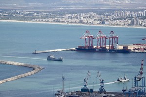 这是2024年9月19日在以色列北部海法市拍摄的以军军舰。（图：新华社)