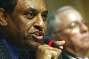 卡米尔‧伊德里斯（左）被任命为苏丹新任总理。（图：AFP）