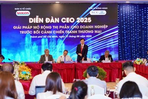 《西贡解放报》副总编辑范长与各专家主持会议。（图：黄雄）