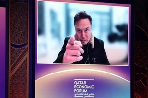 特斯拉首席执行官马斯克20日称，将在未来五年内继续执掌特斯拉，除非他去世了。（图：CNBC 报道截图）