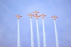 印尼木星飞行表演队进行特技飞行表演。（图：互联网）