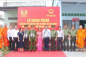 向贫户移交700间房屋