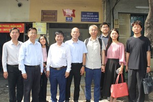 代表团在“华人革命传统室”留影。