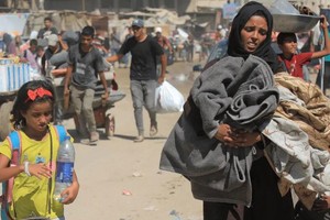 在以色列当局对代尔拜莱赫东部地区发布疏散令后，一个流离失所的家庭离开该地区。（图：联合国）