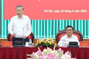 党中央总书记苏林（左）在会议上发表讲话。（图：越通社）