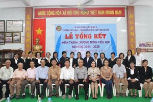 颍川学校励学会与嘉宾和老师们合照。