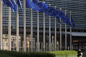 在比利时布鲁塞尔，一名男子从欧盟总部大楼外经过。（图：互联网）